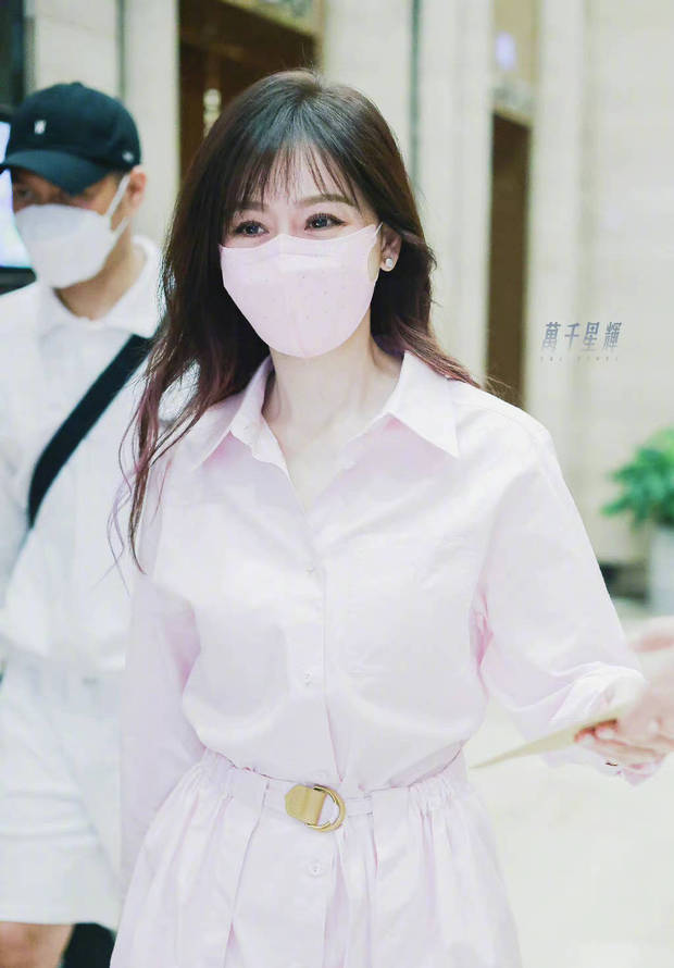 王心凌综艺路透图超甜 粉色连衣裙配挑染发好少女