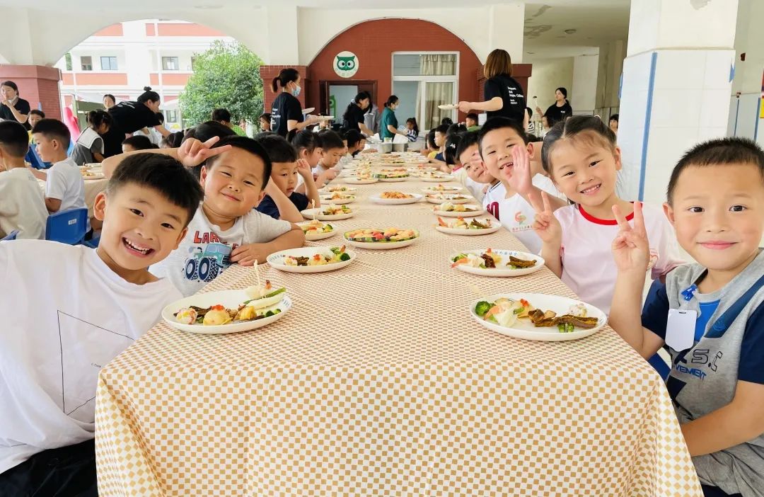 又是大龙虾、又是鲍鱼，被幼儿园的餐食馋哭了