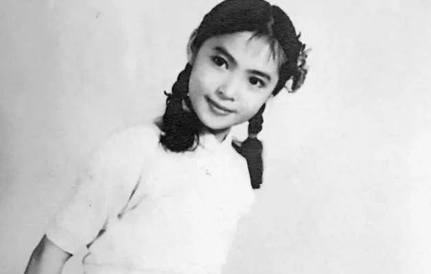 3岁丧父7岁拍戏还债，19岁红遍全国，如今75岁活成“不败美人”