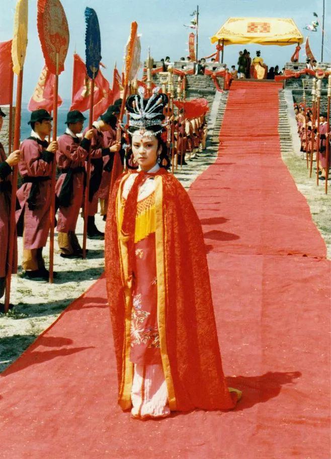 87版《红楼梦》中探春远嫁剧照.真是经典,堪称红楼梦最美装扮