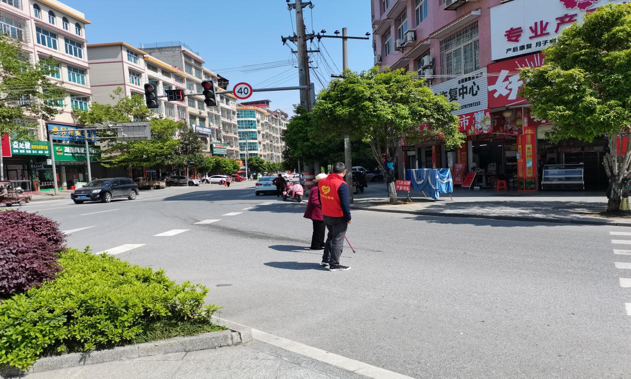 武冈市民政局党员志愿者积极参与“平安清明”文明交通劝导活动