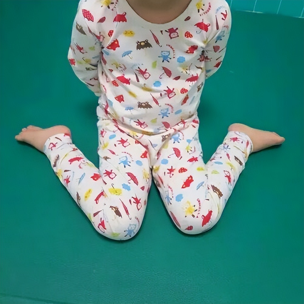 孩子长大后腿型好不好,往往取决于几个小习惯,六岁前纠正还有救