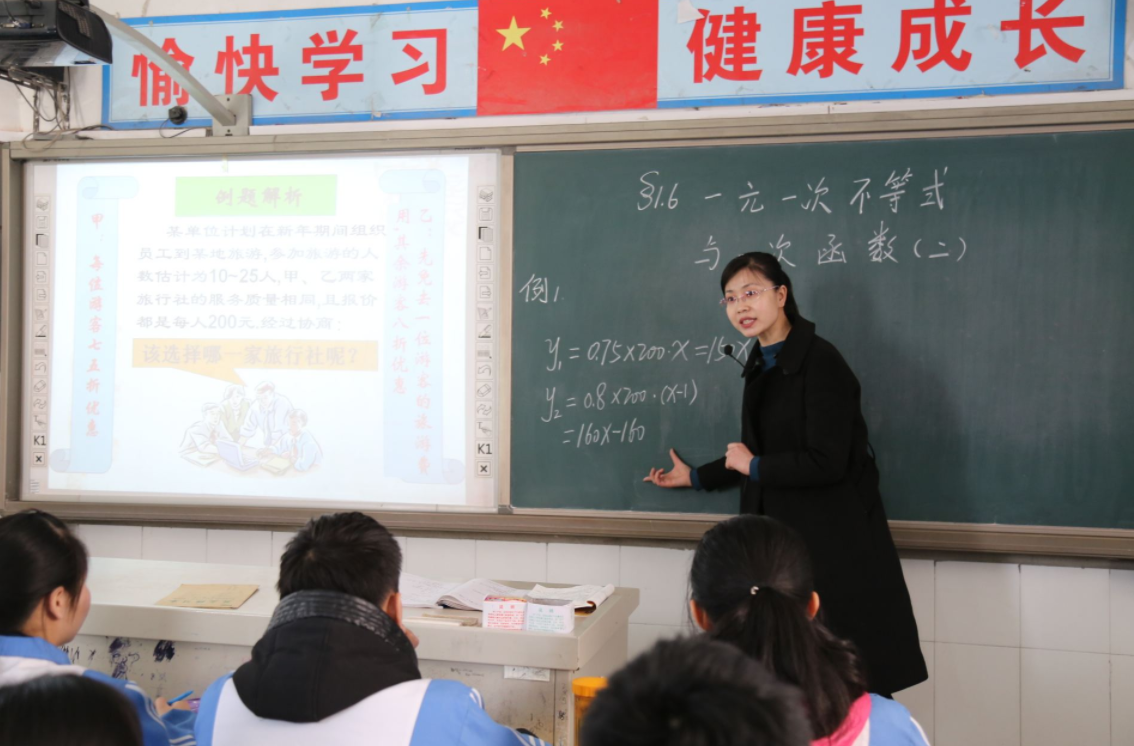 90后教师阅卷火了，评语风趣幽默，网友：这样的老师给我来一打