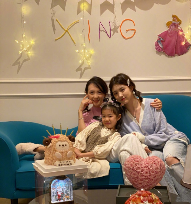 章子怡庆女儿满6岁，一家五口幸福有爱，继女小苹果高颜值抢镜