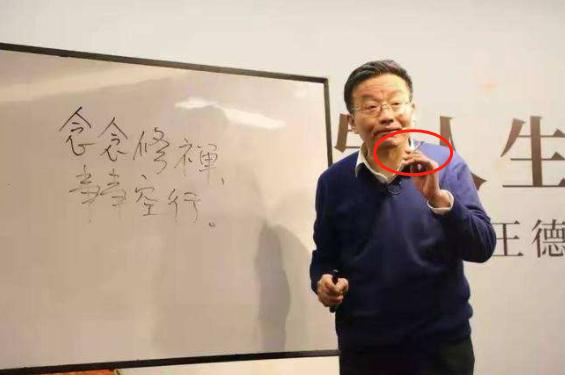 复旦大学老师上课香烟不断，一根接着一根抽，可学生却视若无睹