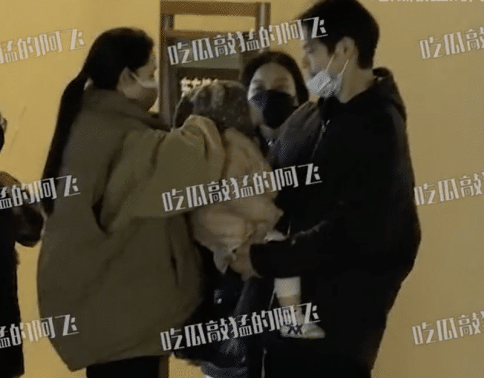 向太一家五口外出就餐，郭碧婷向佐牵手走出，女儿扎冲天辫萌态足