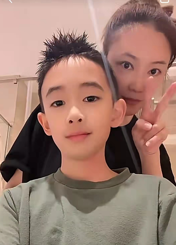 应采儿晒宅家日常，亲自为儿子理发好有爱，Jasper越长越像妈妈