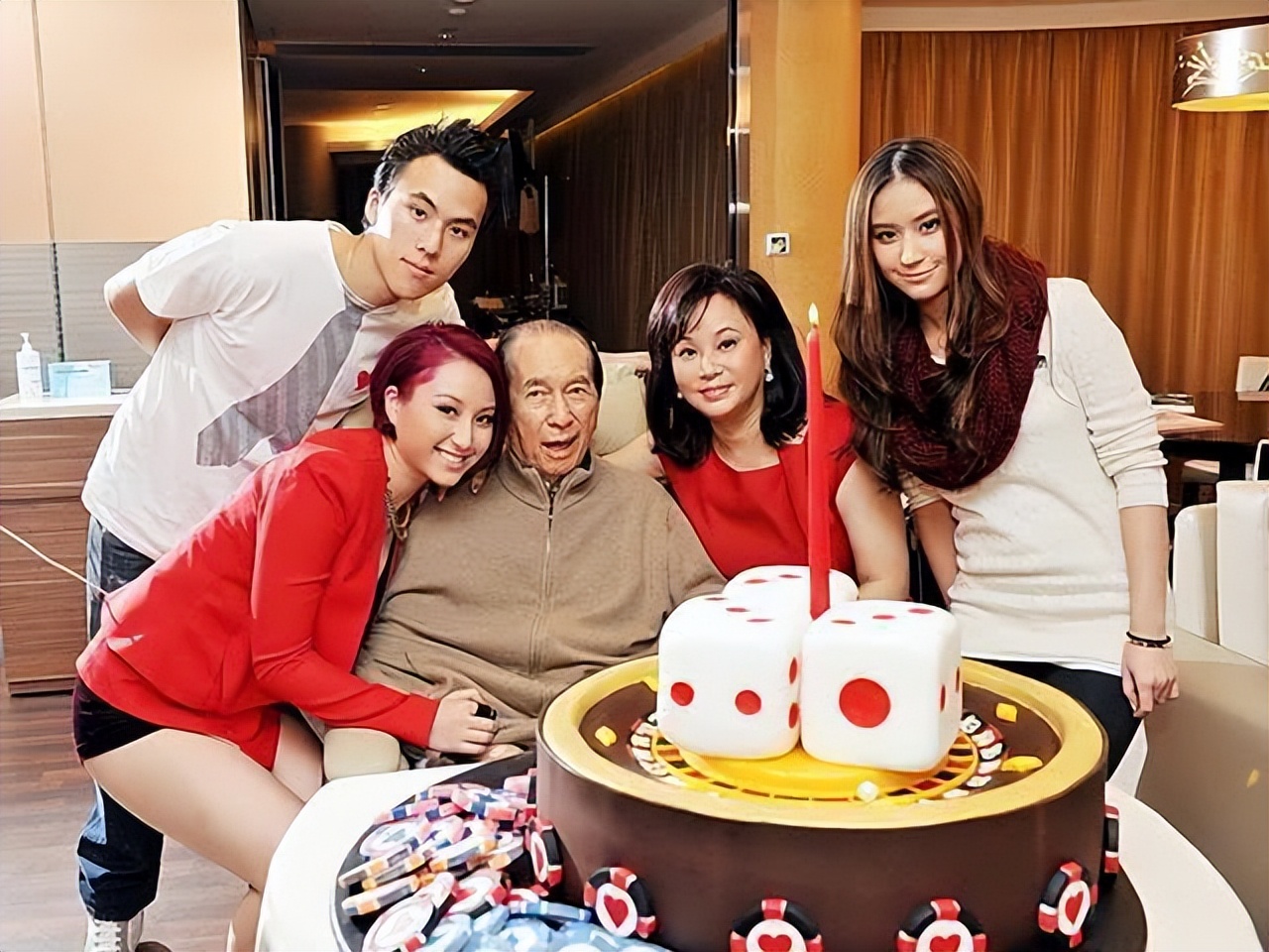 何超云美貌被低估，未来将继承百亿家产，却找个普通人当男朋友