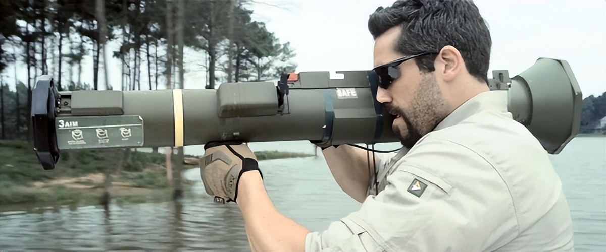 吴京硬汉枪战动作片《战狼》武器解析盘点