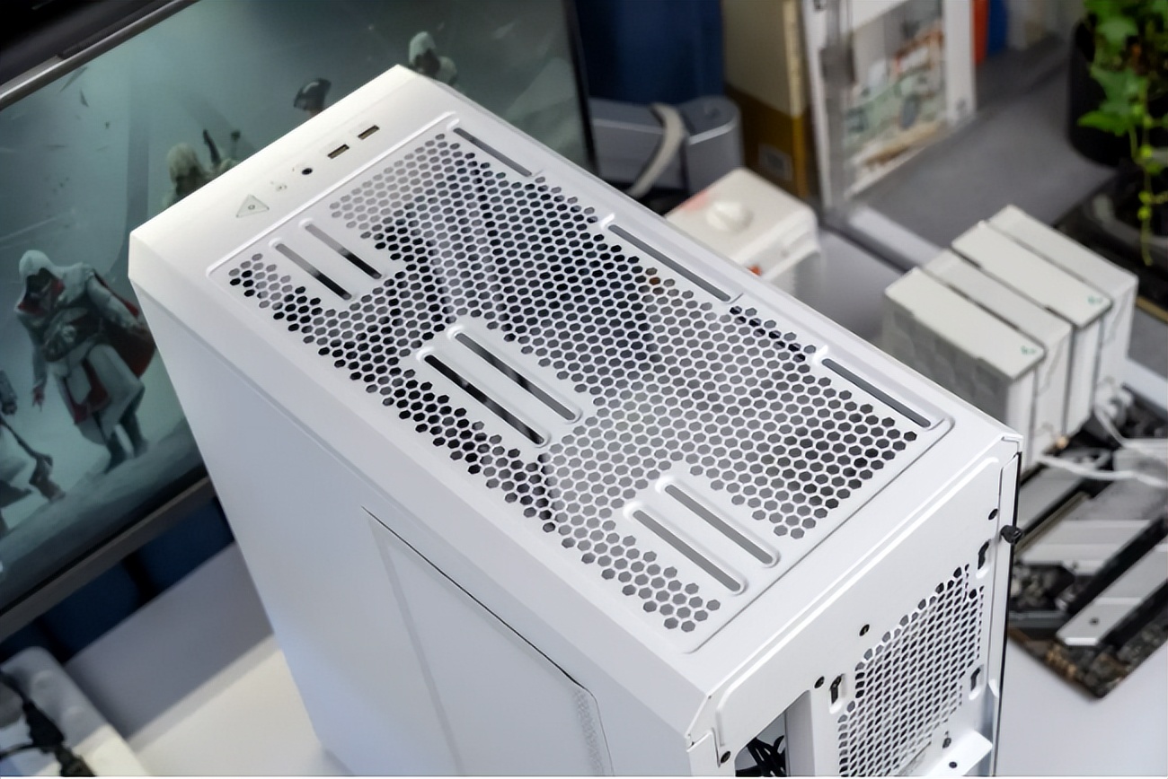 XPG白色主题装机，12代酷睿带来183万分性能，游戏帧率超140fps