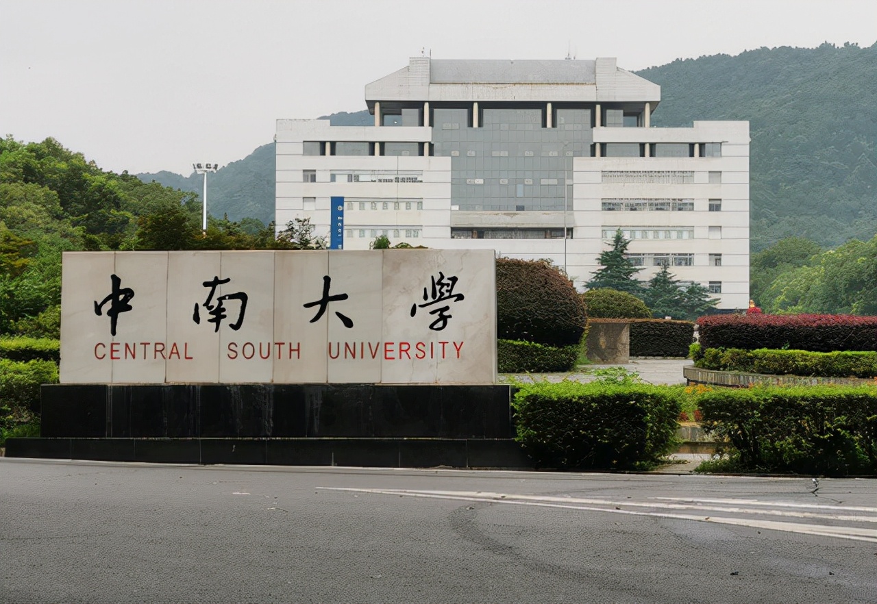 中南大学校草走红，堪称现实版“韩商言”，舍友也个个是“嫡仙”