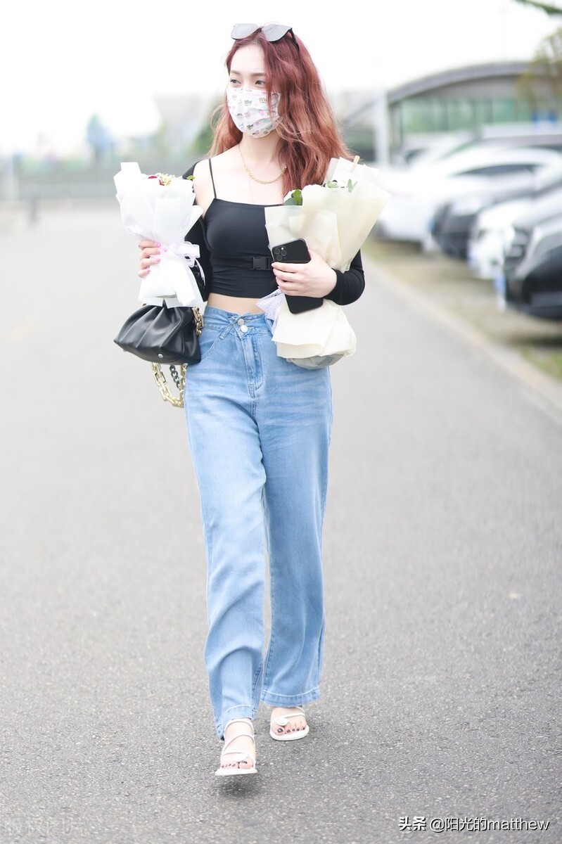 符雅凝金色长发时尚亮丽，对镜比V更活泼俏皮