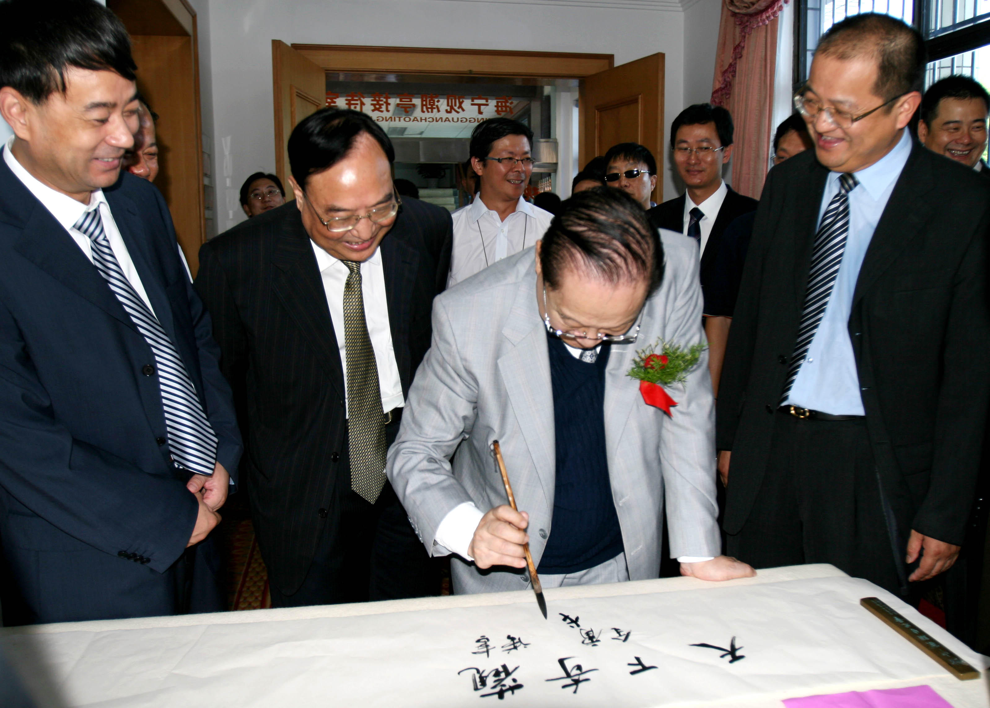金庸发问，直叙与旁叙，哪个更重要？