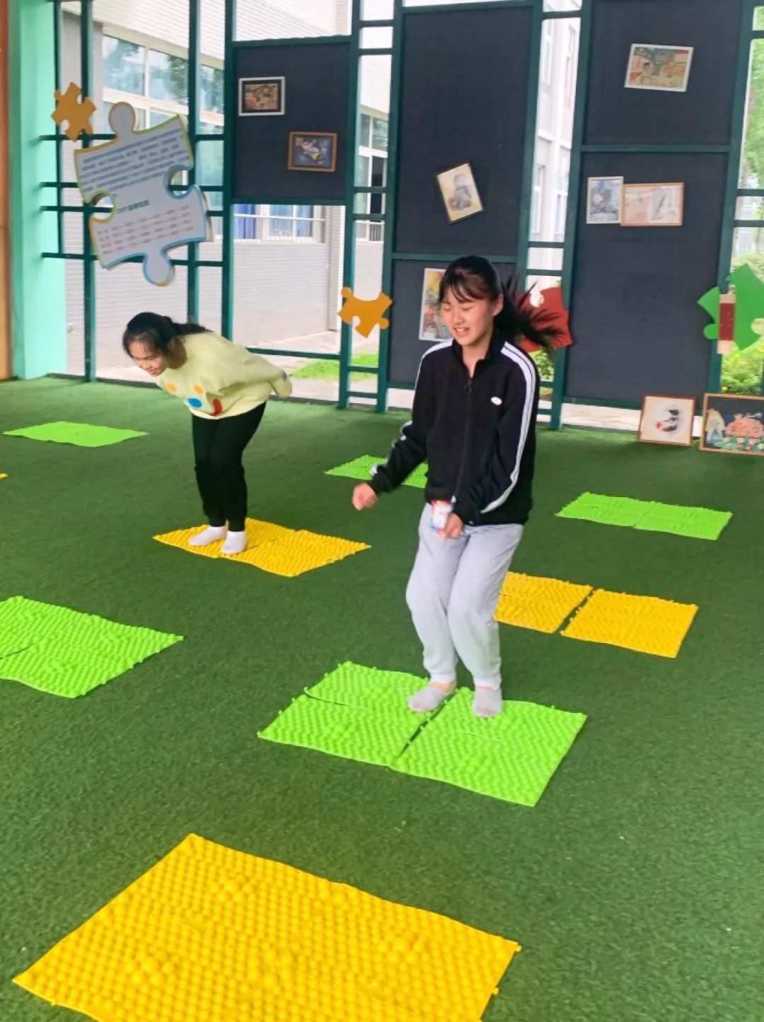 西航港小学举办“悦纳自我，让心灵充满阳光”5.25心理健康节活动