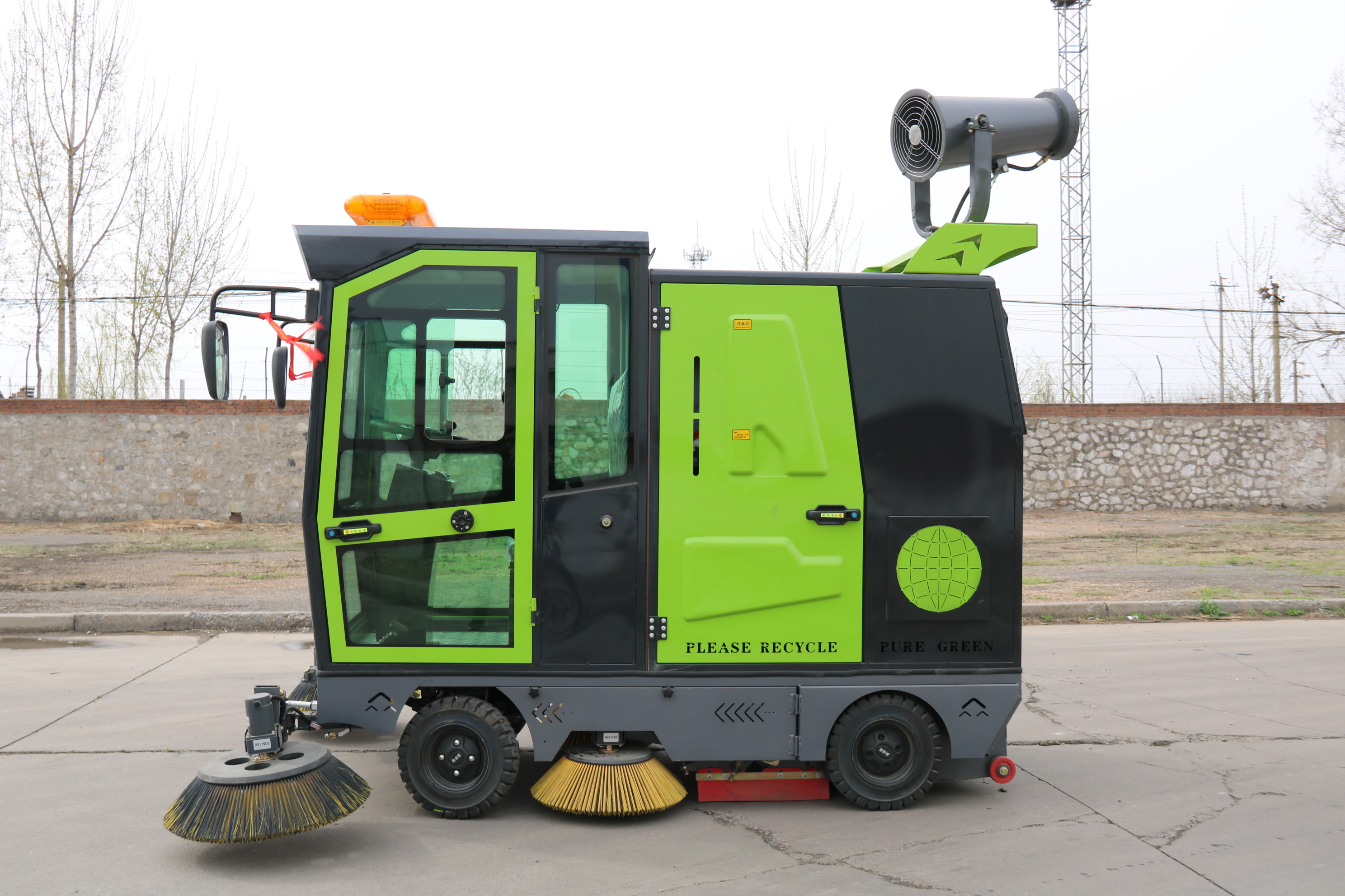 小型扫路车能够作业的场所有哪些?它的优势有哪些?