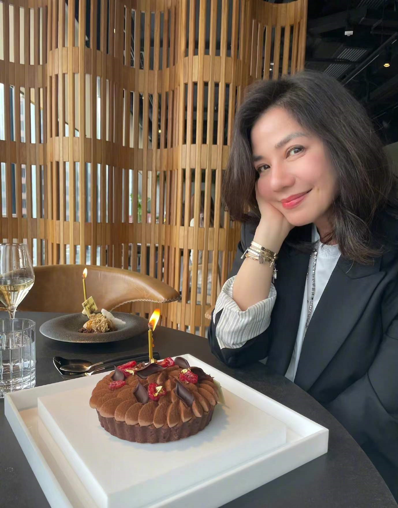 61岁钟楚红罕曝近照!皮肤松弛老态明显,为亡夫守寡14年生活滋润