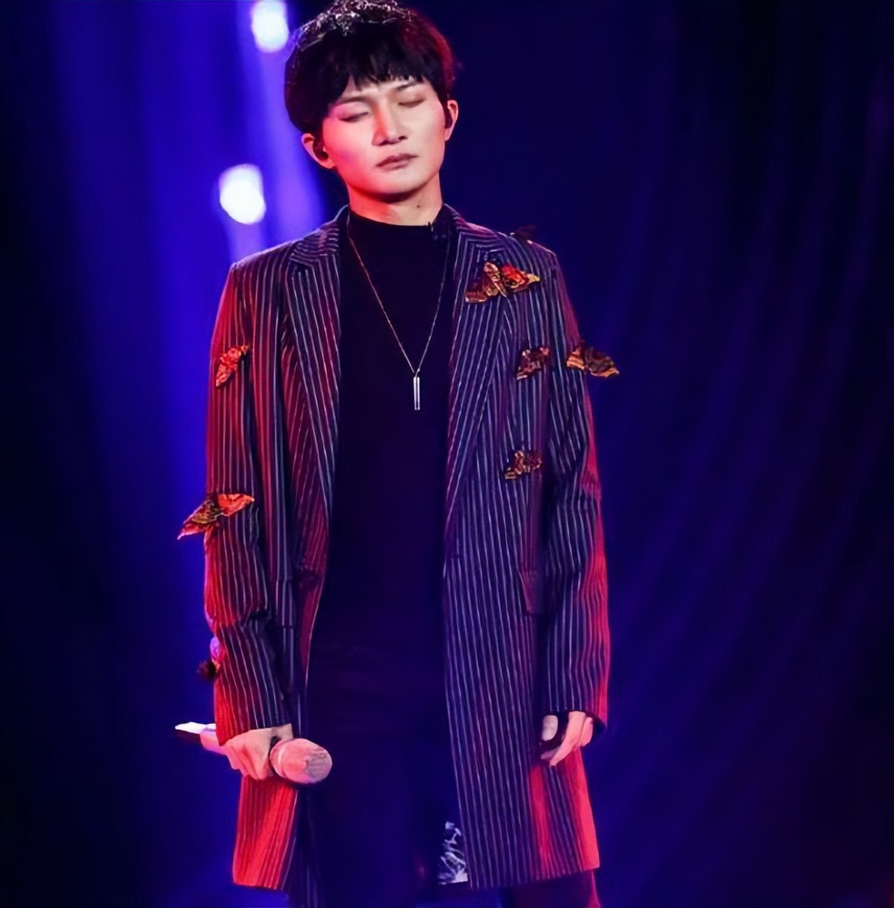 通过博主爆料的决赛歌单可以发现,开场将由周深和鞠红川