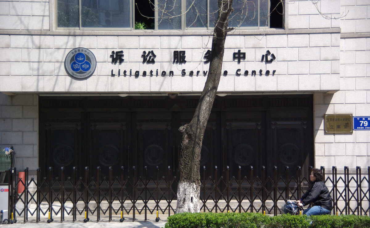 定制家具不到半年便褪色，男子索赔遭拒，法院：店家不负责赔偿