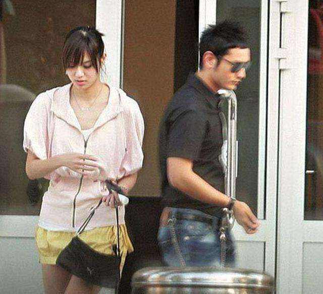 从香港小嫩模,到踢开黄晓明,Angelababy背后的大佬始终深藏不露