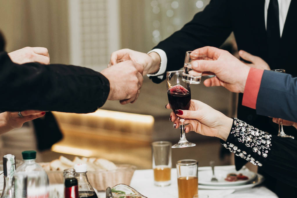 吃年夜饭必须敬酒吗(公司年会聚餐时,记住这个万能敬