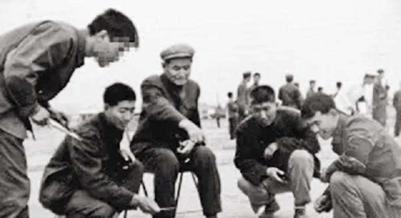 一个连名字都不会写的放羊老头，凭独门绝技成了警界顶尖追踪专家