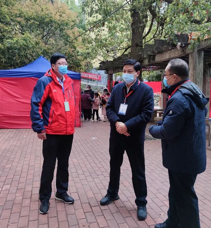 市人大常委会领导分赴鹤城各社区督导疫情防控工作