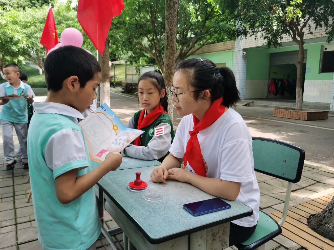 四川天府新区永兴小学一年级的孩子们在香樟林开展入队闯关活动