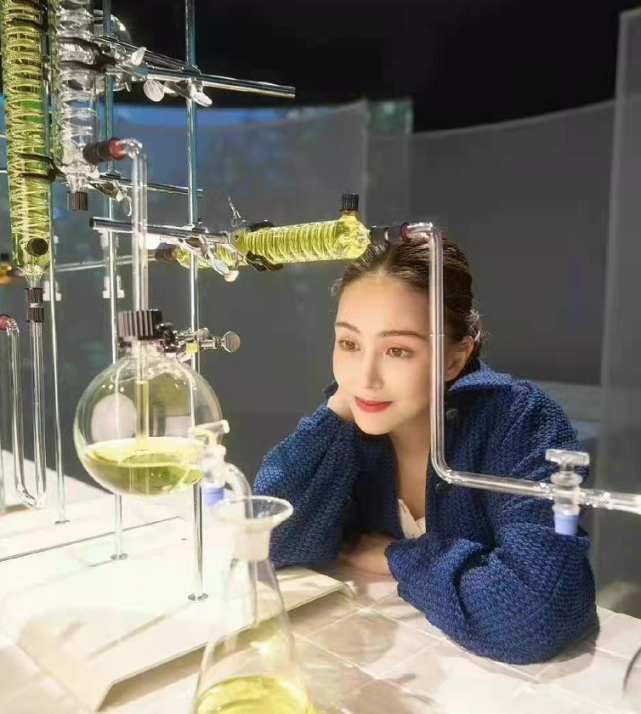 周杰伦真享天伦之乐！儿女在旁边真温馨，昆凌三胎后穿搭风格大变