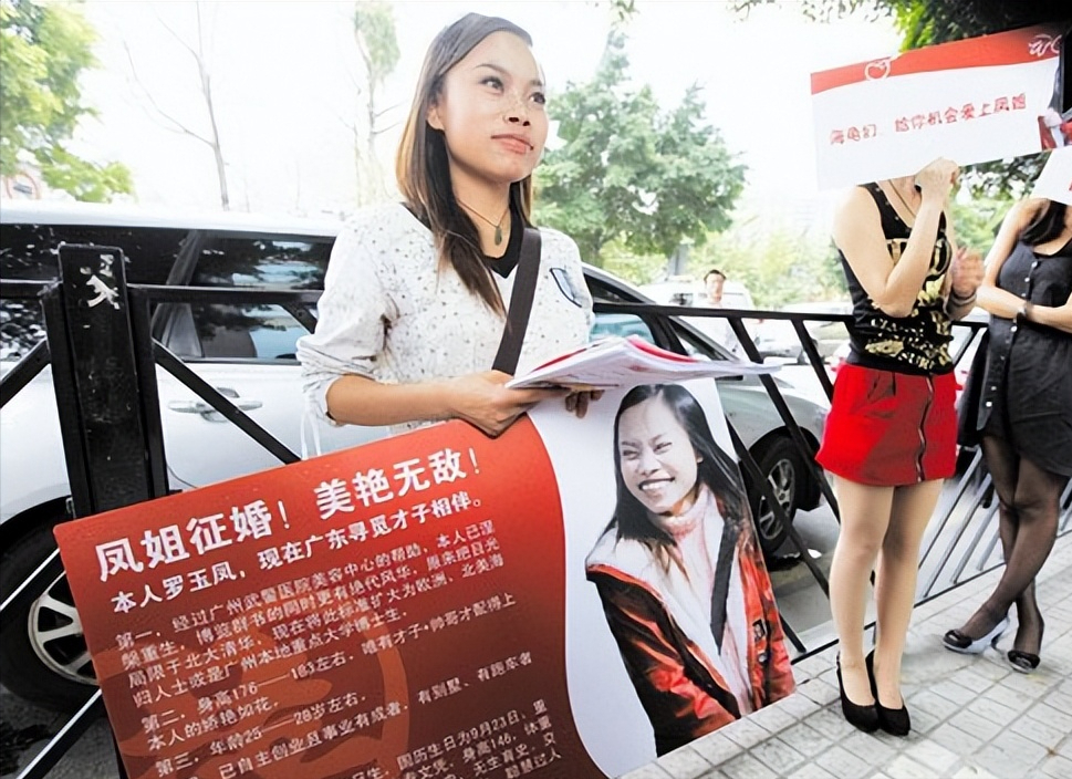 跟踪狂、翻垃圾、闻口罩、跟人形立板结婚…病态式追星该治治了