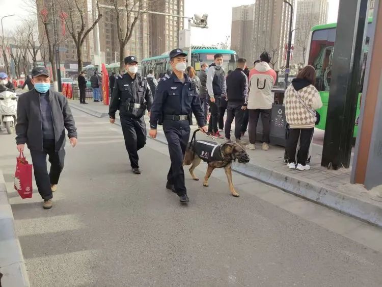 西安公安长安巡特警持续强化巡逻防控 维护辖区平安稳定