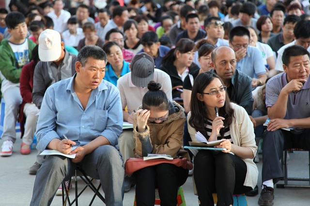 高考志愿填报花钱值不值，要不要花钱找人来报？