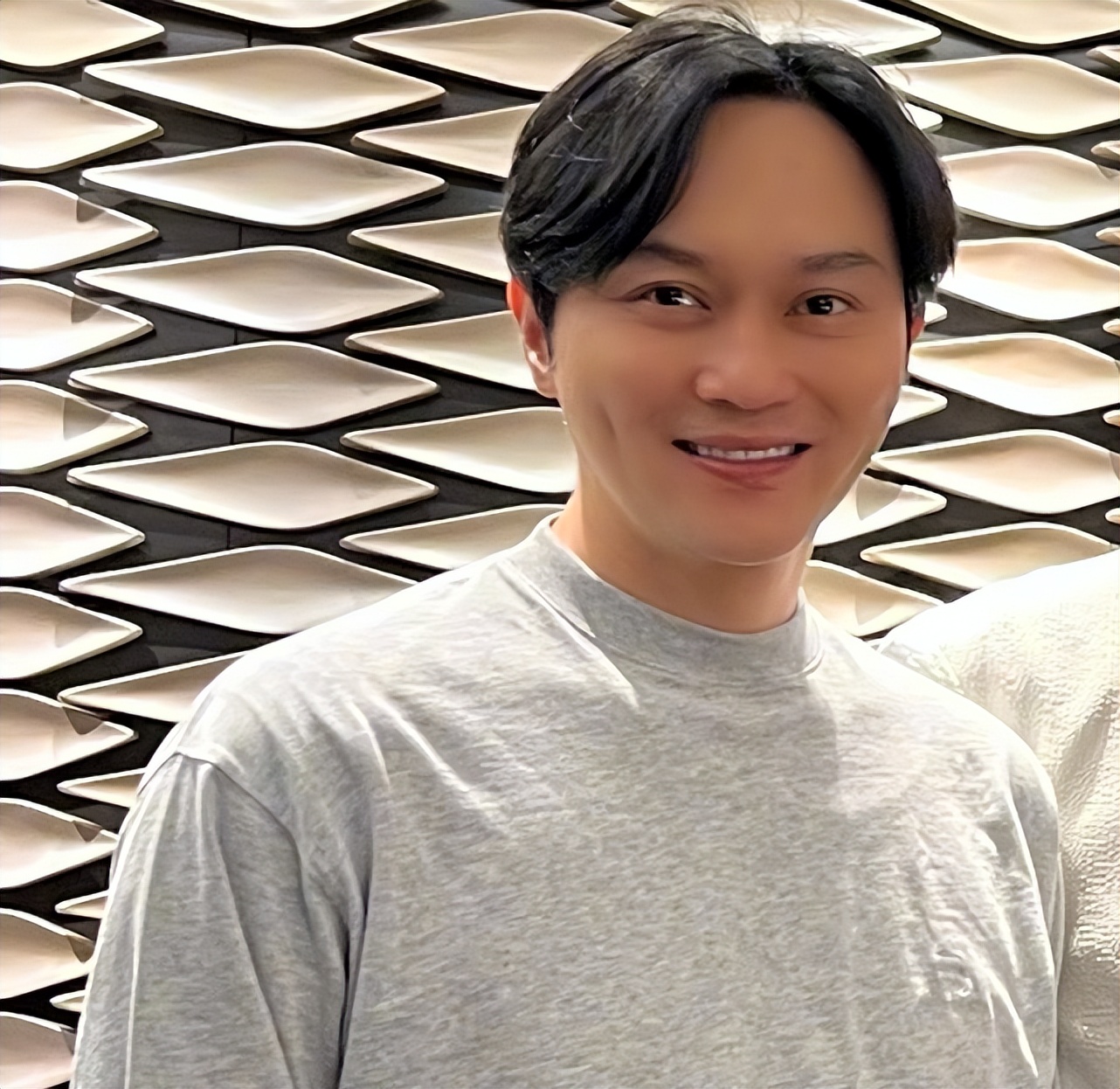 张智霖夫妇浪漫约会，结婚21年甜蜜如初，50岁袁咏仪自信秀全素颜