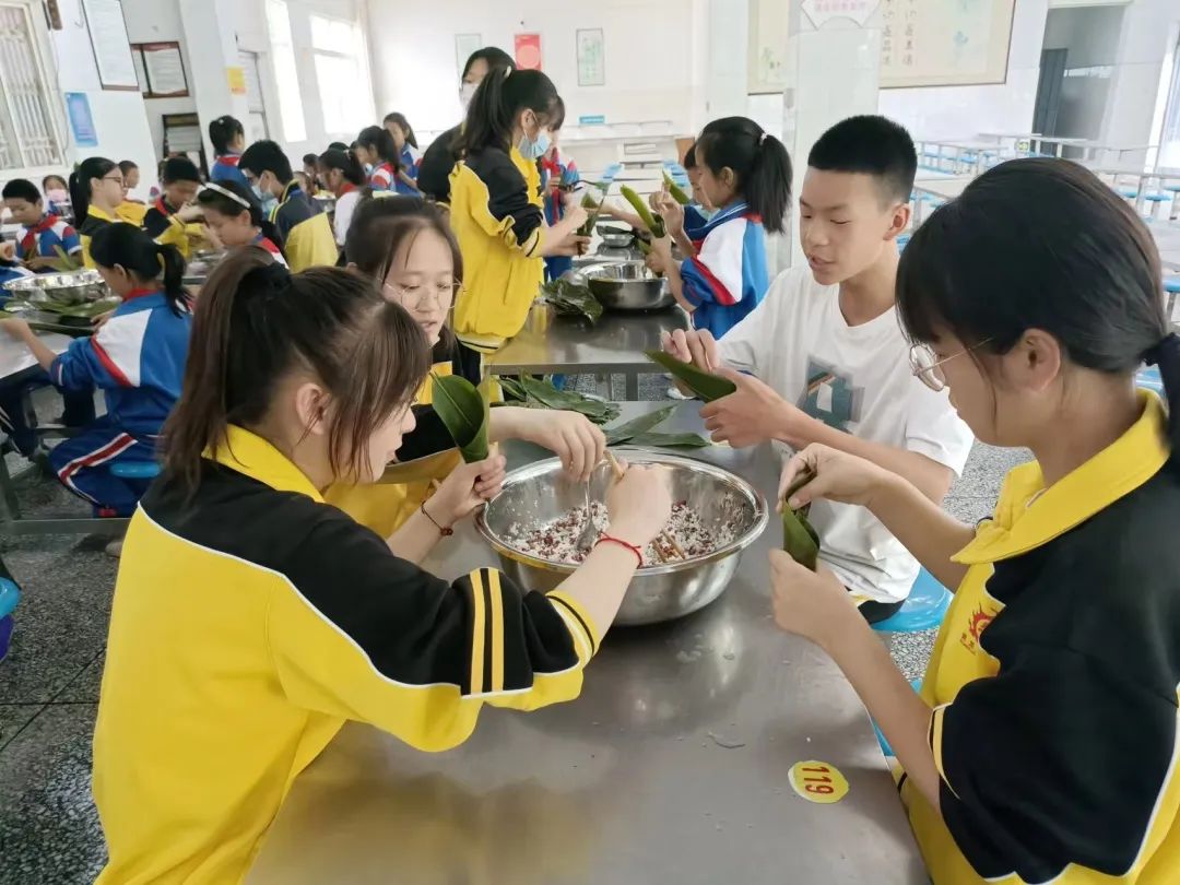 我爱中国节，端午名粽香——记黄龙溪学校劳动教育主题实践活动