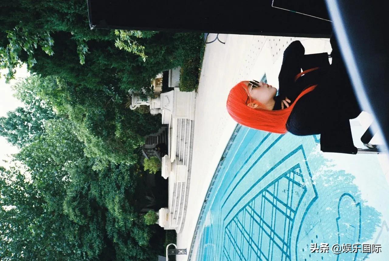 欧阳娜娜杂志花絮照释出 超个性红发好吸睛