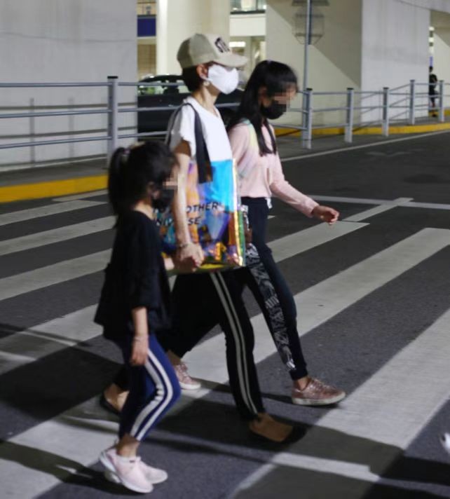 马伊琍品味真该提升了！娘仨穿成彼此翻版，但款式风格未免太普通