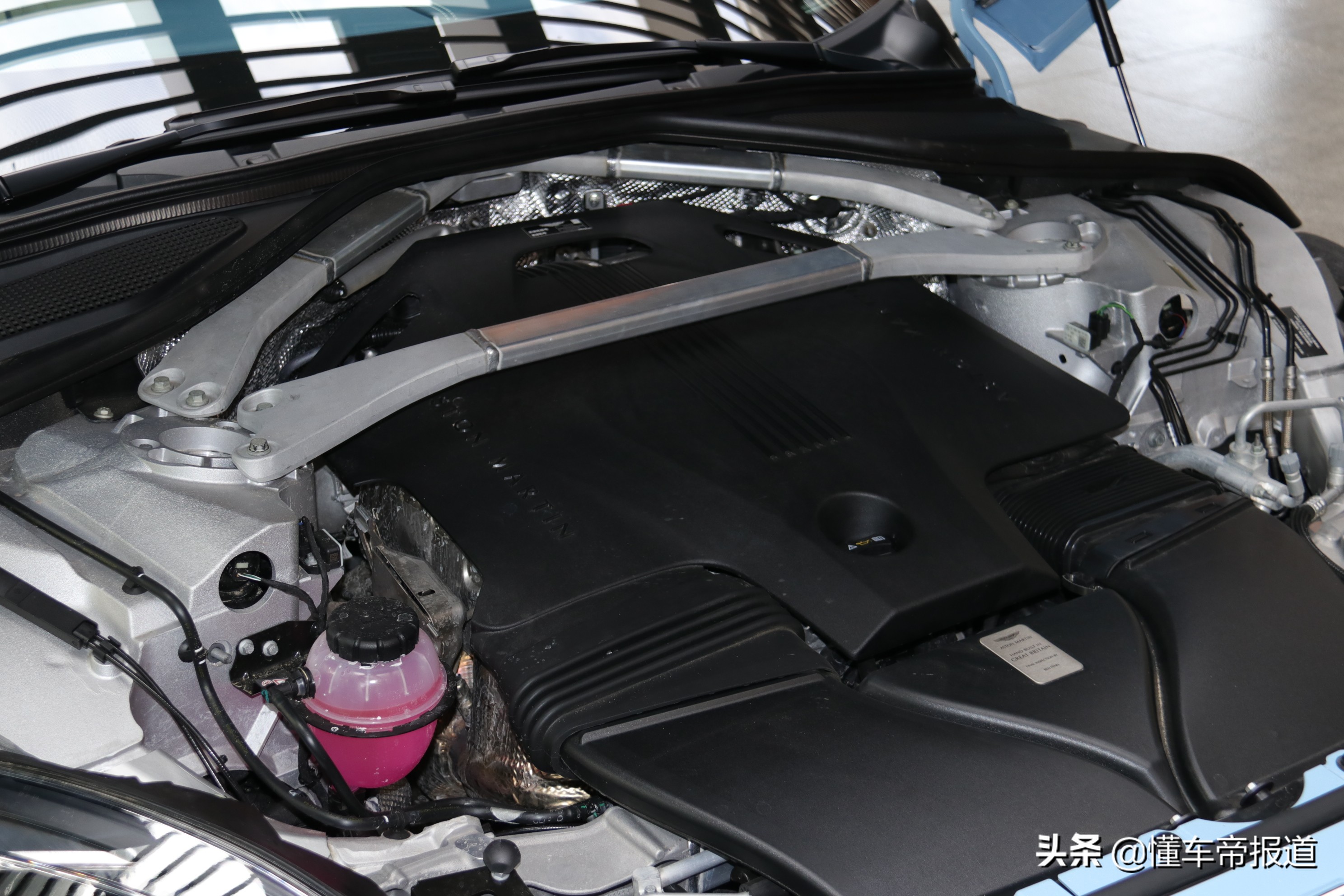 新车|不输4.0T V8，便宜40万元！试驾阿斯顿·马丁DBX STRAIGHT-SIX