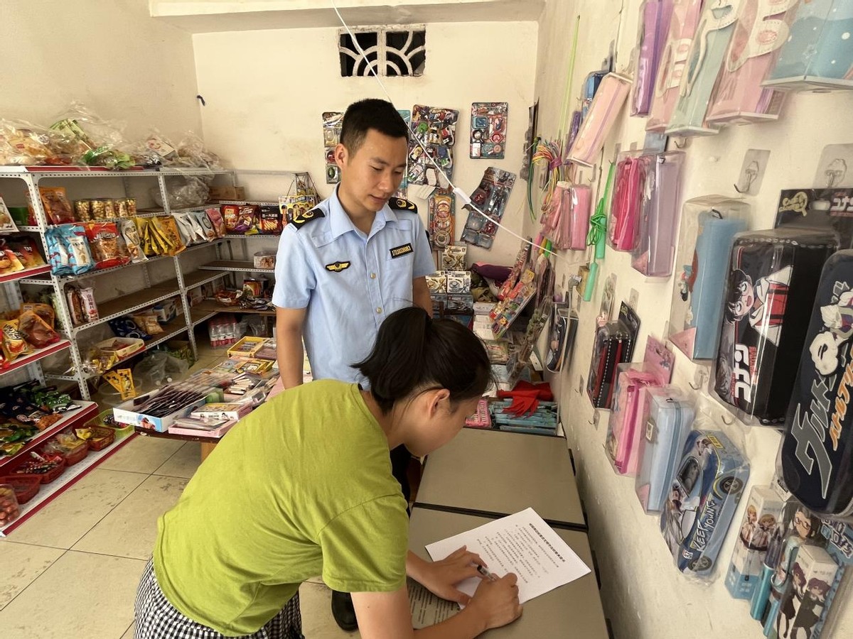 察民情解民憂 赤壁市市場(chǎng)監(jiān)管局與校園周邊經(jīng)營(yíng)戶共建文明環(huán)境