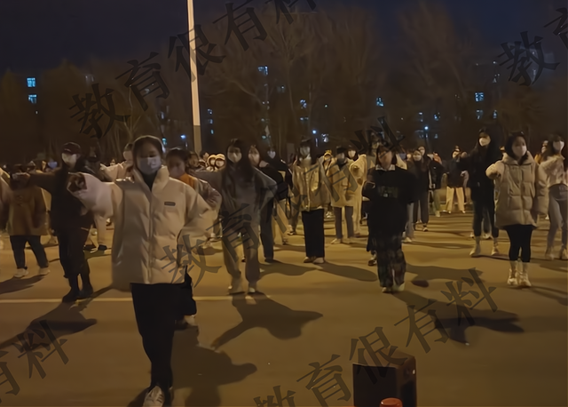 河北大学“火了”，一群美女大学生校内跳广场舞，青春活泼有朝气