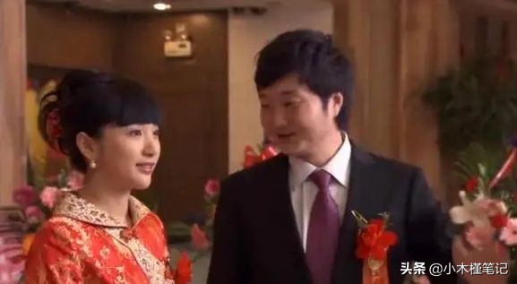 王大治带女儿吃路边摊，身材发福肚腩明显，胡子拉碴状态显油腻