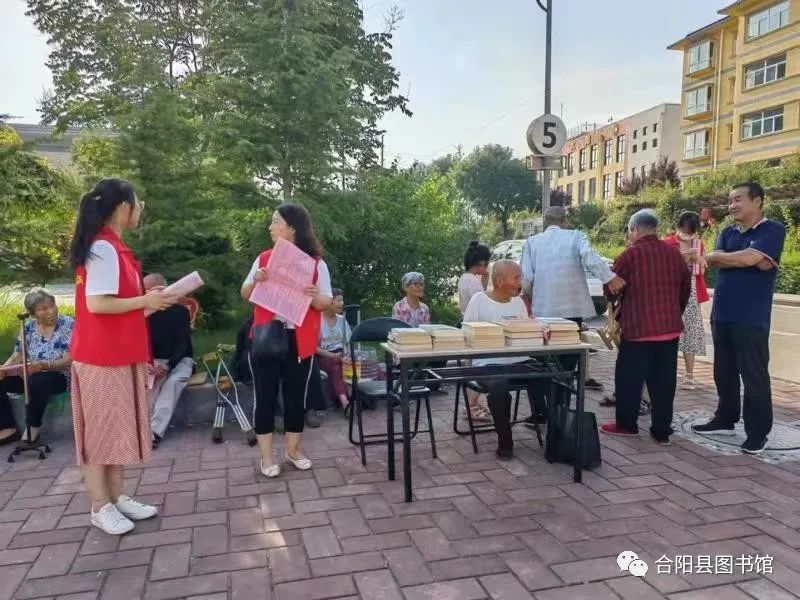 合陽(yáng)縣圖書館開展流動(dòng)圖書車走基層活動(dòng)
