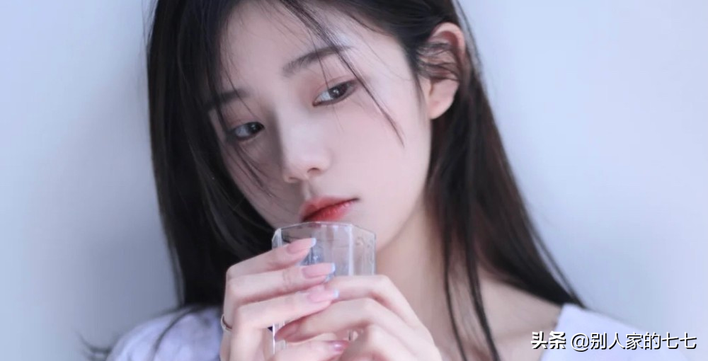 女人想你了，不会直说“我想你”，而是这样“暗示”你