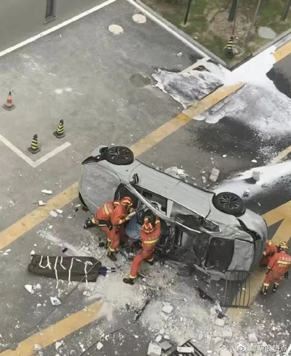 一新能源车从3楼冲出坠落，致两人死亡
