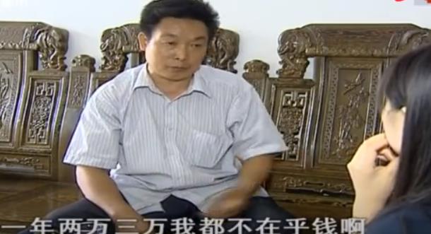 2017年，养女高考金榜题名后瞒着养父，和丢弃她的有钱爸爸相认