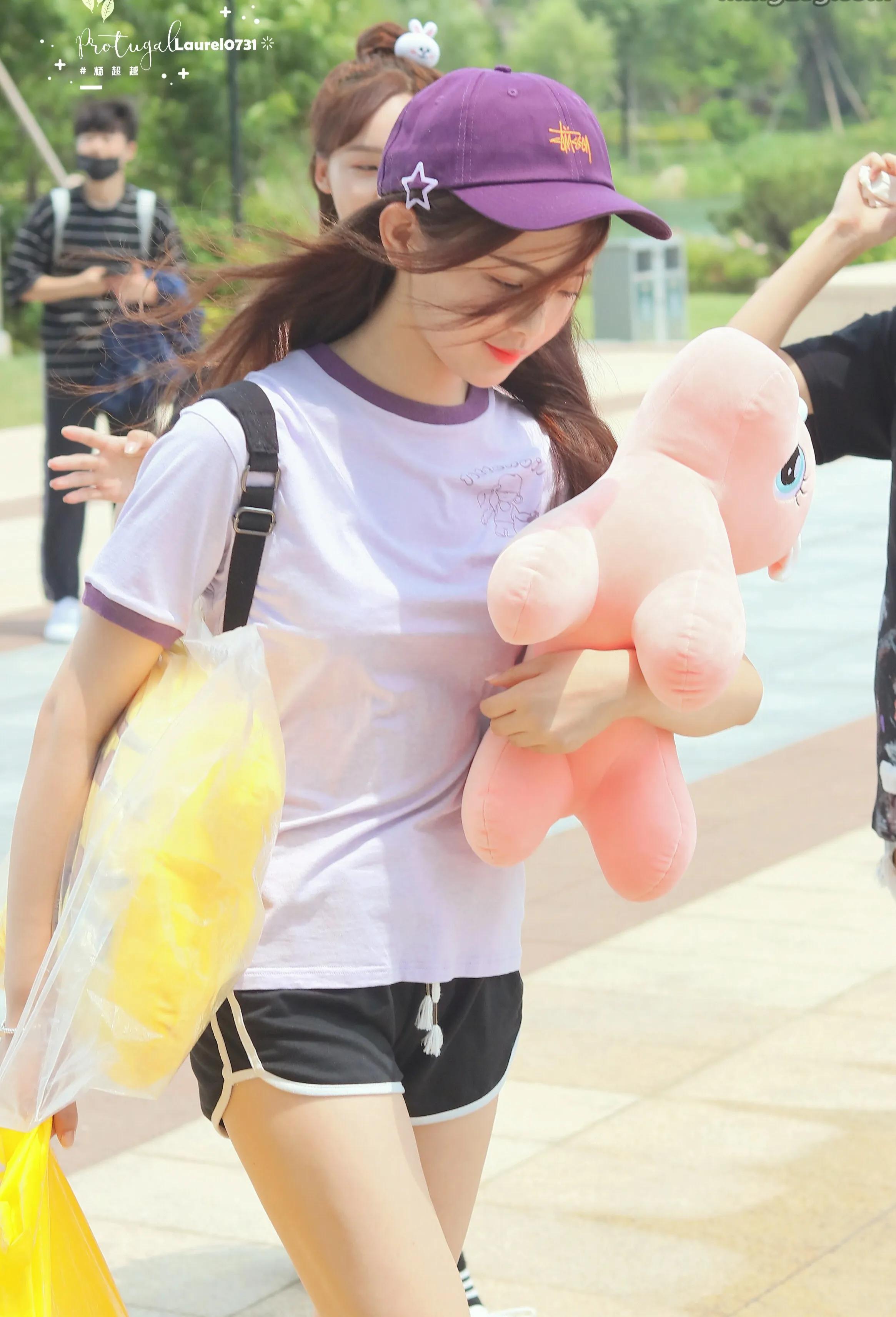 杨超越灰白色短袖T搭配黑色短裤，元气少女