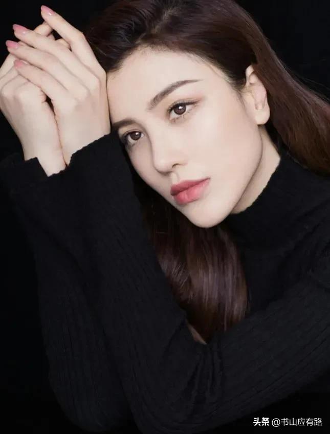 葛天：美得别有韵味，离婚后活成少女