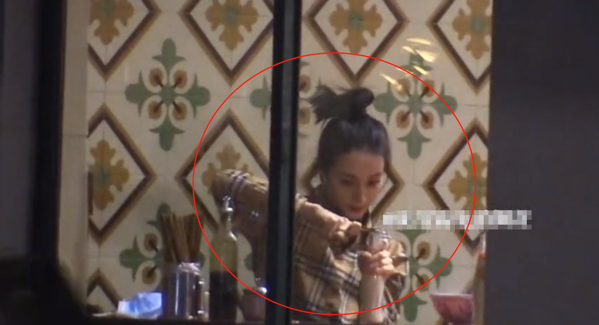 迪丽热巴深夜与助理聚餐!喝豆奶溅一身表情失控,扎丸子头好可爱