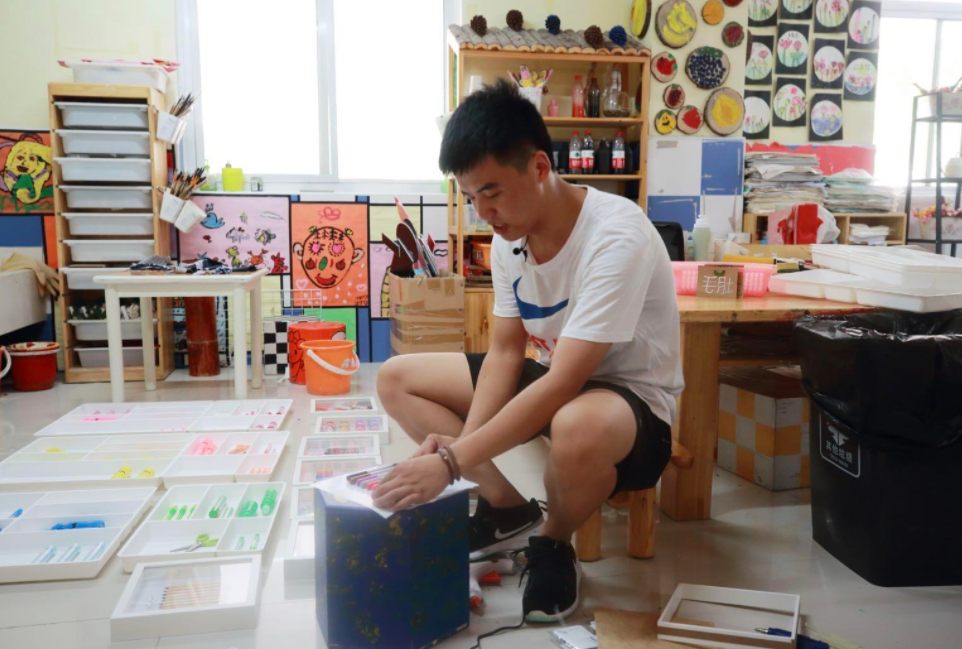 苏州一男幼师火了，“可盐”又“可甜”，笑起来还有两个小酒窝