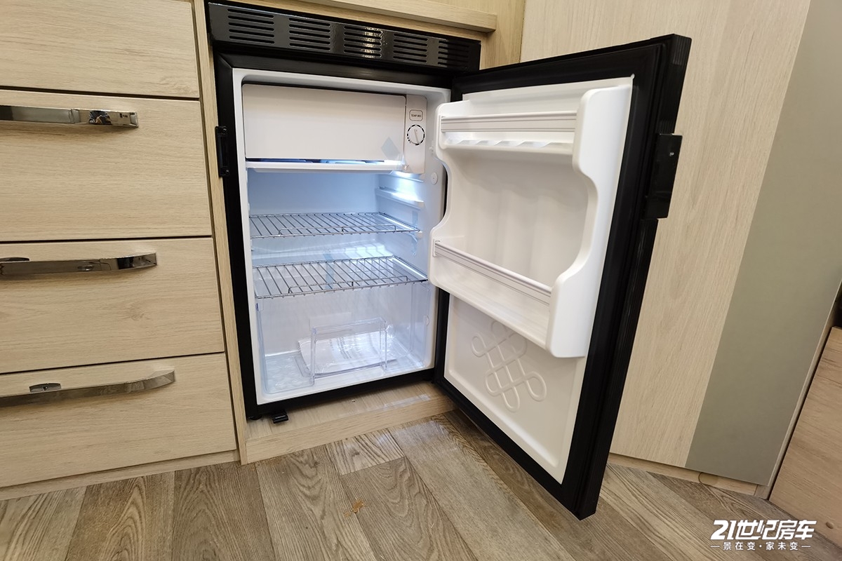 中德合资拖挂房车卖26万?车长仅5.2米,朗宸lc50紧凑型拖挂房车