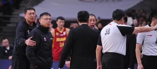 为什么nba裁判没有处罚(拍手叫好！停赛4场罚款2万，姚明重拳出击，为何不处罚39号裁判？)