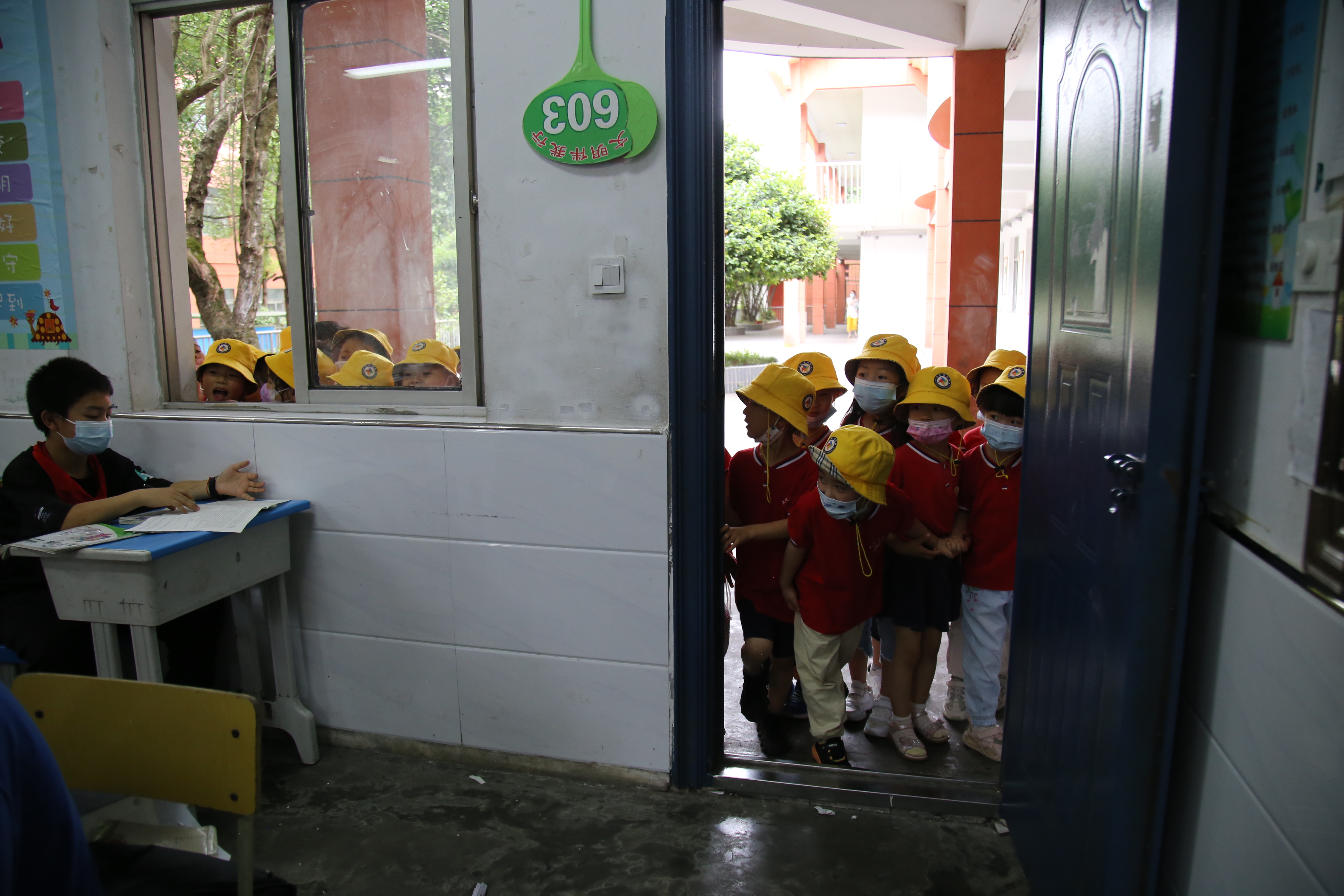 幼儿园孩子进东方红小学 体验小学生活